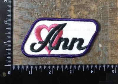 Parche cosido vintage ANN etiqueta con nombre de fantasía corazón cursivo bordado años 70 Foto 1 de 2