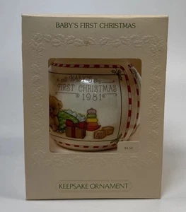 Hallmark 1981 "BABY'S FIRST CHRISTMAS" Adorno Bola Satinada con Caja - Imagen 1 de 10
