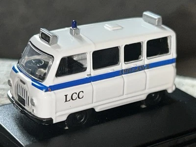 Oxford Diecast 1:76 Morris J2 Ambulance - LCC London 76JM004 - Image 1 of 3