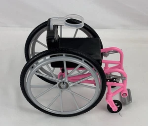 BARBIE FASHIONISTA MADE TO MOVE ROSA NERO SEDIA A ROTELLE SEDIA A ROTELLE ACCESSORIO BAMBOLA - Foto 1 di 9