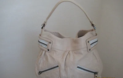  AUTÉNTICO BOLSO ACOLCHADO HOBO L.A.M.B.NICOLA CREMA MONOGRAMA CUERO SUAVE RET $300 GANGA  Foto 1 de 4