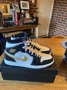 Air Jordan 1 Mid - Patent Black / White - Gold - Picture 1 of 15