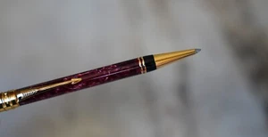 RARE STYLO BILLE PARKER DUOFOLD EN RESINE ROUGE VIOLET MARBRE & PL. OR 18 CARATS - Picture 1 of 9