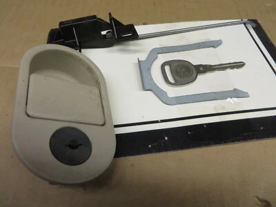 OLDS OLDSMOBILE INTRIGUE 98-02 1998-2002 GLOVE BOX LATCH & LOCK w/ KEY + PARTS - Image 1 of 3