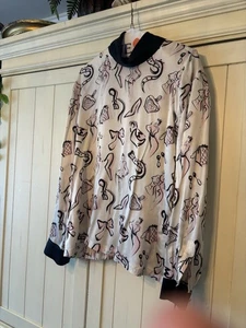 ESCADA VINTAGE SEIDEN BLUSE ROLLKRAGEN IN ROSA SCHWARZ FASHIONISTA PRINT ITALY - Bild 1 von 6
