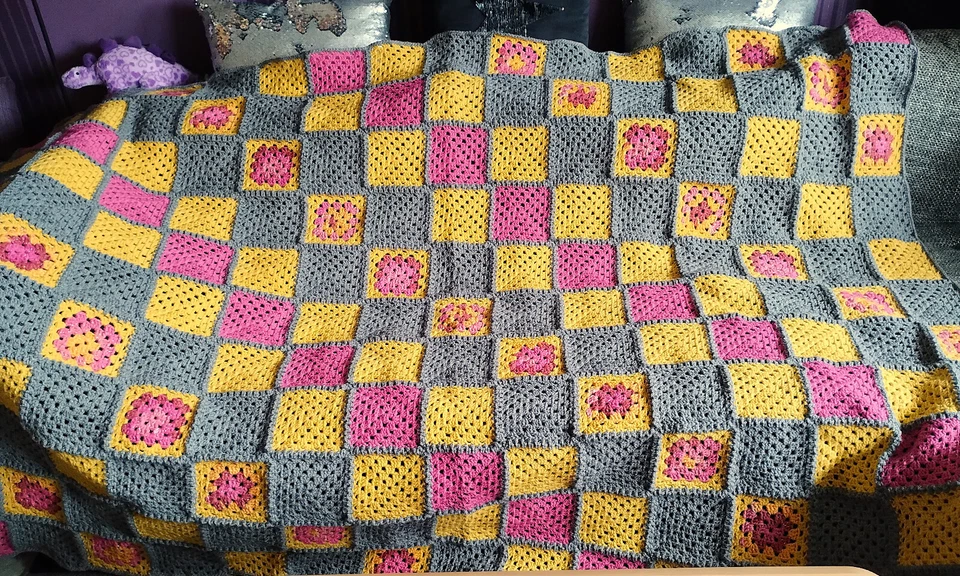 Granny Squaresdecke, Kuscheldecke, Tagesdecke, Decke 2,09x1,53(5) - Bild 1 von 1