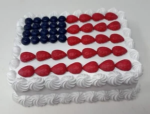 4. Juli Faux PATRIOTISCHE FLAGGE Kuchen ERDBEEREN & HEIDELBEEREN Sterne & Streifen - Bild 1 von 9