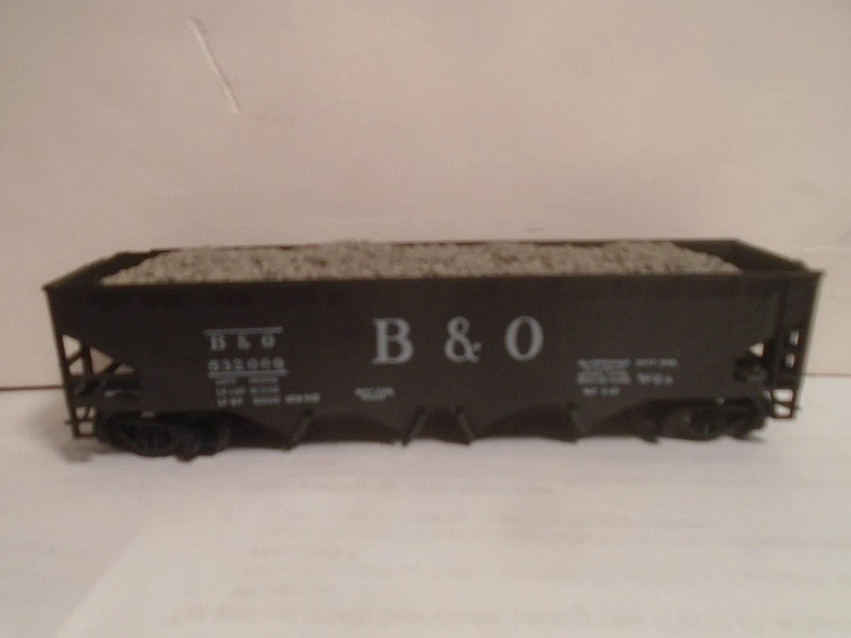 HO SCALE B&O 4 BAY HOPPER WITH KADEE COUPLERS + COAL LOADNEAR MINT CONDITION - Image 1 of 4