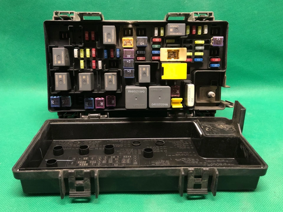 17 18 JEEP WRANGLER ТЕЛА УПРАВЛЕНИЯ НАКОНЕЧНИК ПРЕДОХРАНИТЕЛЬ КОРОБКА BCM 68303924ab - Изображение 1 из 3