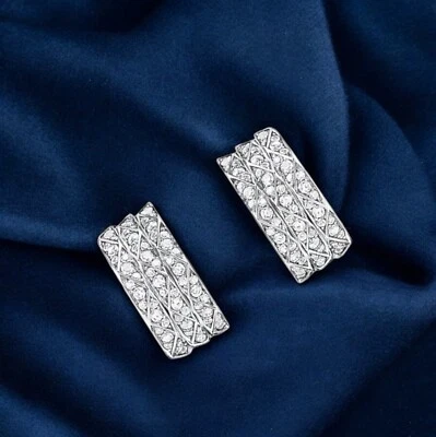 Pendientes de aro de oro blanco de 14 quilates de 0,80 quilates cultivados en laboratorio redondos y de diamantes talla baguette Foto 1 de 4