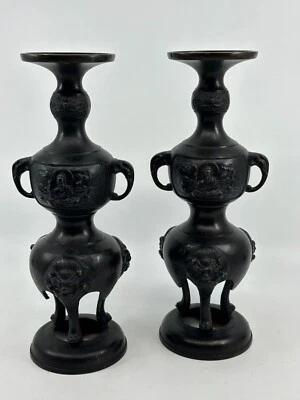 Par de candelabros japoneses de bronce fundido negro de colección Estate. Foto 1 de 4