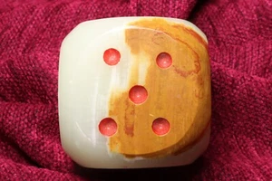 Dado de mármol con veta marrón. Marble cube with brown vein. - Imagen 1 de 5