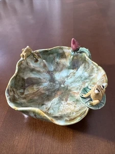 Majolika Stil Frosch Pflanzschale Rosenranke Lilienauflage skurril Cottagecore signiert - Bild 1 von 18