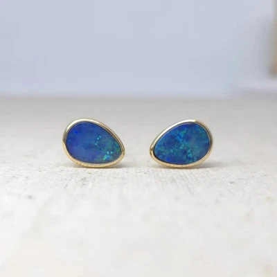Aretes de ópalo australiano de oro de 14k: piedra de nacimiento de octubre 9,0 mm x 12,4 mm Foto 1 de 4