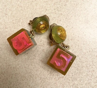 Pendientes de clip colgantes Chanel Nº5 cubo rosa verde 97P vintage Foto 1 de 4