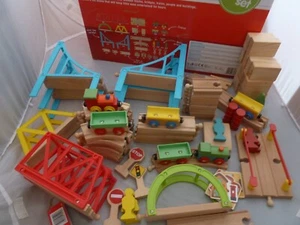 KARUSSELL HOLZ SUPER CITY 100 TEILIGES HOLZEISENBAHN SET VERPACKT - Bild 1 von 7