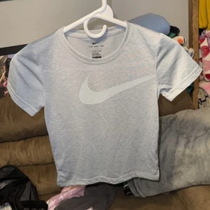 Nike Dri-Fit Shirt Größe 7 Jungen L grau Center Swoosh Kurzarm EU neu ohne Etikett - Bild 1 von 3