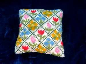 Nadelspitze Nadelkissen ca. 4"x 4" Blumen in blau rot rosa grün gold - Bild 1 von 4