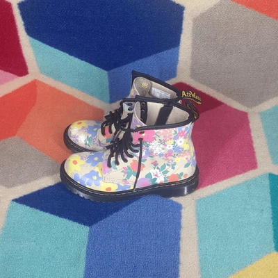 Botas de Combate Dr Martens Floral Mash Up NIÑOS Talla 2 Foto 1 de 4