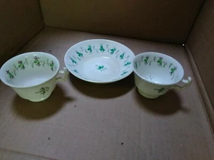 Platillo para beber tazas de té de porcelana decoradas con ramitas de pasta suave pintadas a mano antiguas - Imagen 1 de 12