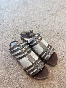 Lands' End Women light gold Roma Sandals NWT us 8 V3644/F3526 - Picture 1 of 8