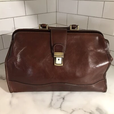 Bolso de viaje Time Resistance para hombre con marco de cuero coñac latón con llave Italia Foto 1 de 4