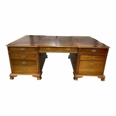 Escritorio de socios de caoba estilo George III con tapa de cuero dorado en relieve Foto 1 de 4