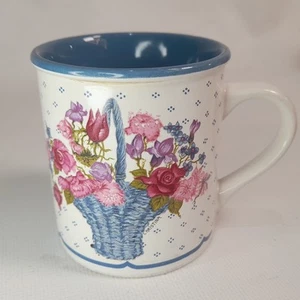 Vintage PotPourri Press Kaffeebecher 1988 Blumen im Korb Weidengeflecht blau rosa Tasse - Bild 1 von 12