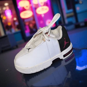 Zapatillas bajas Baby Jordan Team Elite 2 2008 blancas/negras-rosa blancas talla 4 C nuevas sin caja - Imagen 1 de 9