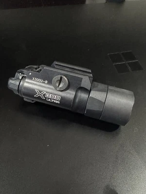 Luz de arma Surefire X300U-B negra Foto 1 de 4