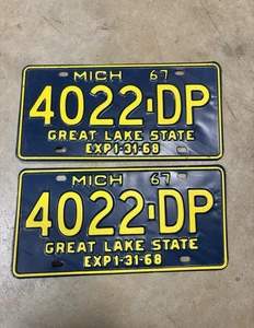 Par de matrículas de camión Michigan 1967 nuevo en stock (4022-DP) - Imagen 1 de 4