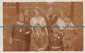 R081057 Unbekannter Ort. Eine kleine Gruppe von Menschen. Damen und Herren. Alte Fotografie. - Bild 1 von 2