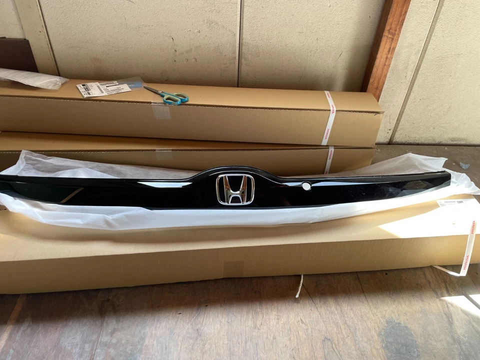 HONDA FIT OEM CONJUNTO DE ADORNO PUERTA TRASERA ORIGINAL 74890-T5A-J12 Foto 1 de 1