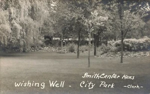 Tarjeta postal Smith Center Kansas Wishing Well City Park RPPC LP47 - Imagen 1 de 2