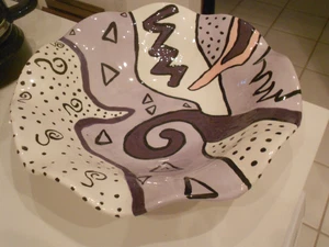 ABSTRAKTE 1991 HANDBEMALTE KERAMIKSCHALE MIT RÜSCHENRAND 11" X 3" SIGNIERT - Bild 1 von 5