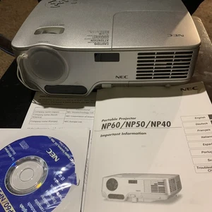 NEC NP40 DLP Tragbarer Video Computer Filmprojektor mit Handbuch, Fernbedienung und Tasche - Bild 1 von 7