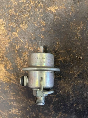 Porsche 968 Fuel Pressure Regulator Original OEM BOSCH 0280160287 - Image 1 of 2