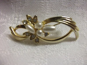 BIJOUX FANTAISIE ravissante BROCHE métal doré perles & brillants - Foto 1 di 1