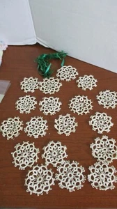 17er Set gehäkelte Schneeflocken Weihnachten Urlaub ORNAMENTE ~ NEU - Bild 1 von 3