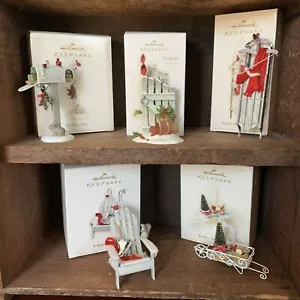 5 adornos de trineo, correo, percha, carro de jardín y maravillas de invierno Hallmark Keepsake - Imagen 1 de 6