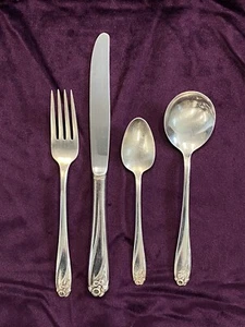 1847 Rogers Bros Narzisse 4-teiliges Gedeck Gabel Messer Löffel versilbert Vintage - Bild 1 von 4