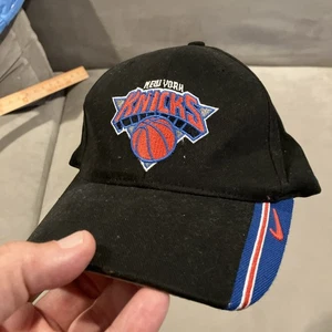 Nuovo senza etichette - Vintage - Nike Team - New York Knicks - Berretto/Cappello - Uomo Elasticizzato Fit - Foto 1 di 6