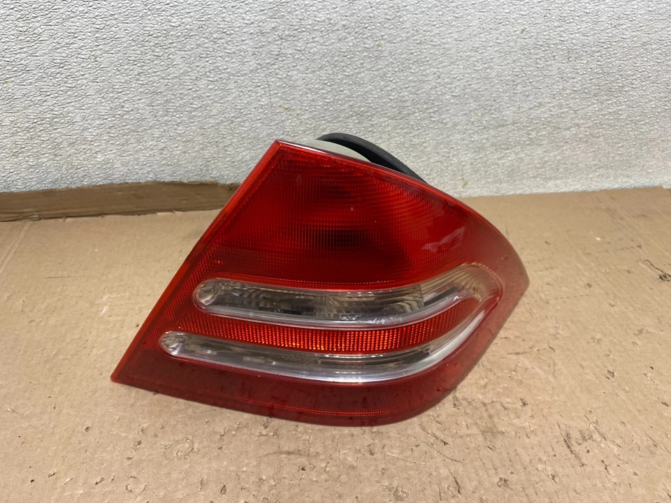 Luz trasera pasajero derecho mercedes-benz c230 c240 w203 2001-2004 clase c u8792 Foto 1 de 4