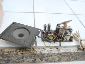 1950's ? Birdhouse Radio for parts repair  chassis & speaker,needs on/ off swith - Picture 1 of 7