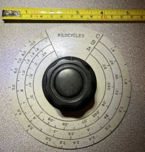 Plaque et bouton militaires vintage radio amateur marqués kilocycles - Photo 1/4