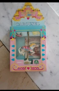 CAROUSEL CAVALLO CAVALLINO VINTAGE GIOCHI PREZIOSI NUOVO MAI APERTO - Foto 1 di 1