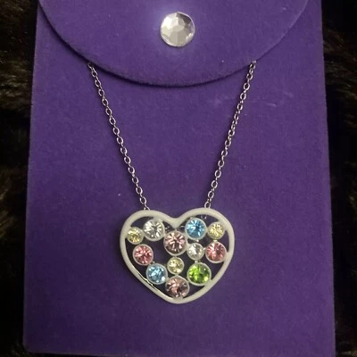 Collar Corazón Kohl’s Esmalte Blanco Pavimentado Multicolor Estrás Tono Plata Nuevo en Caja Foto 1 de 4