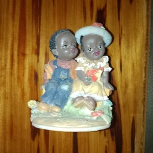 Kleine schwarze Kinder auf einer Bank Figur - Bild 1 von 3