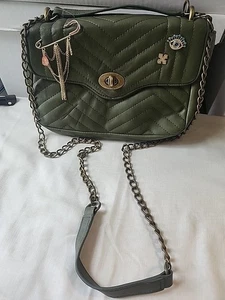 Express Handtasche Umhängetasche grün gesteppt Anhänger Kettenriemen Drehverschluss - Bild 1 von 8