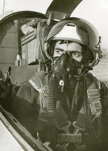 Apuesto joven soldado piloto de la fuerza aérea retrato máscara de gas extraña foto de colección - Imagen 1 de 3